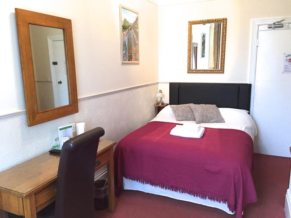 Fairlawns Guest House بانبيري الغرفة الصورة